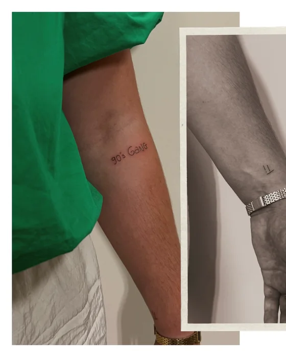 Handgeschreven tekst als fineline tattoo op een onderarm.